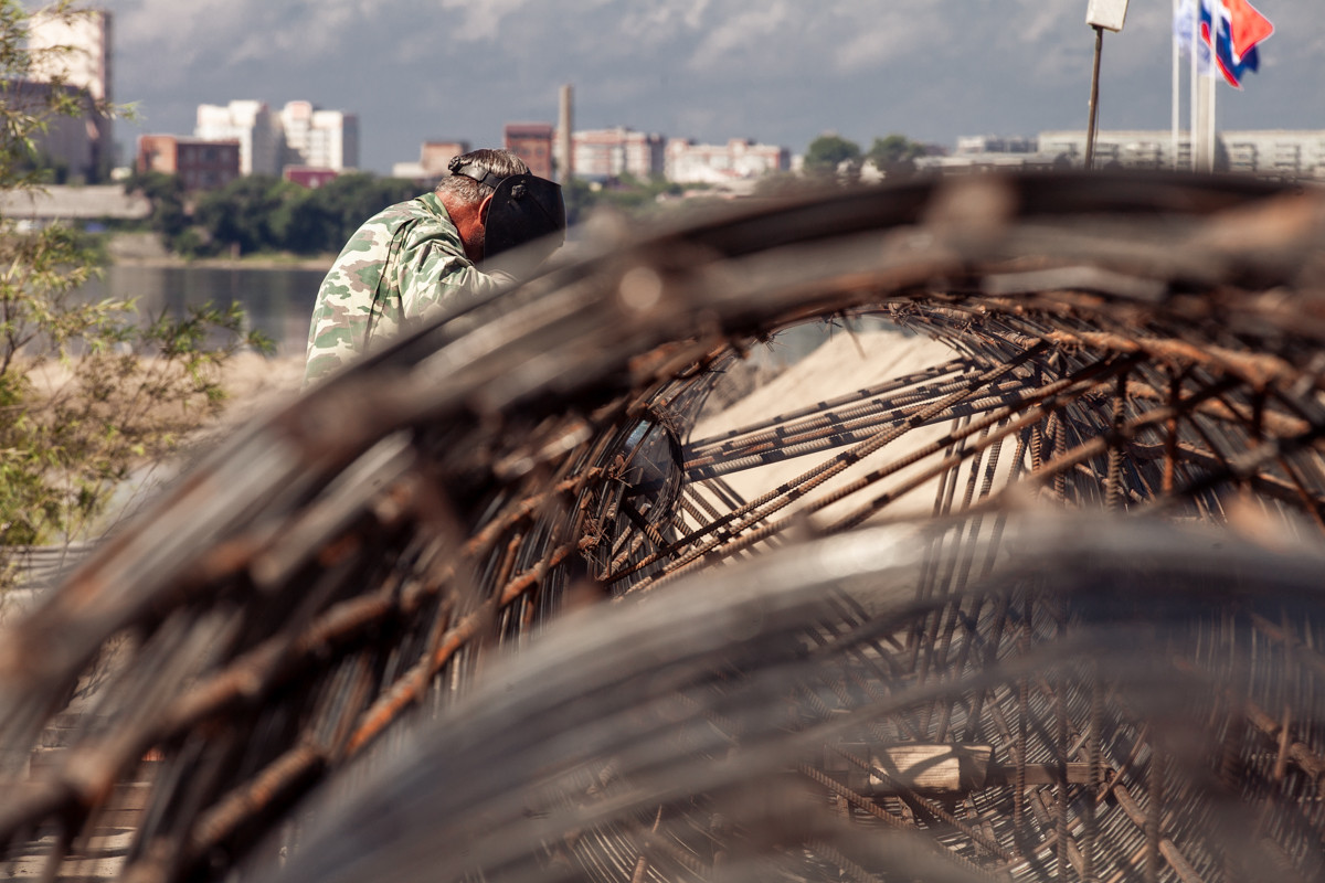 Готовятся к паводку и льют бетон по ночам: как продвигается стройка долгожданного моста через Зею
