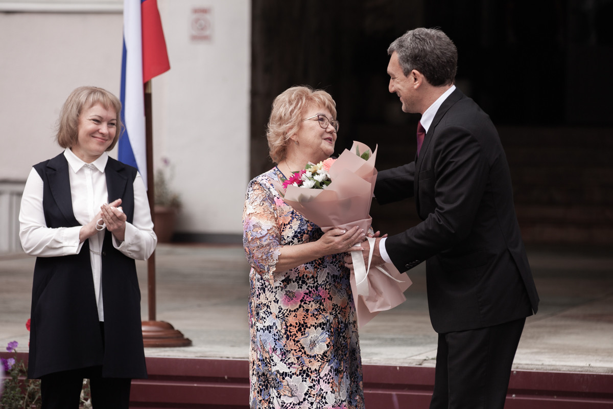Каким он первоклассником был: амурский губернатор поздравил свою первую учительницу