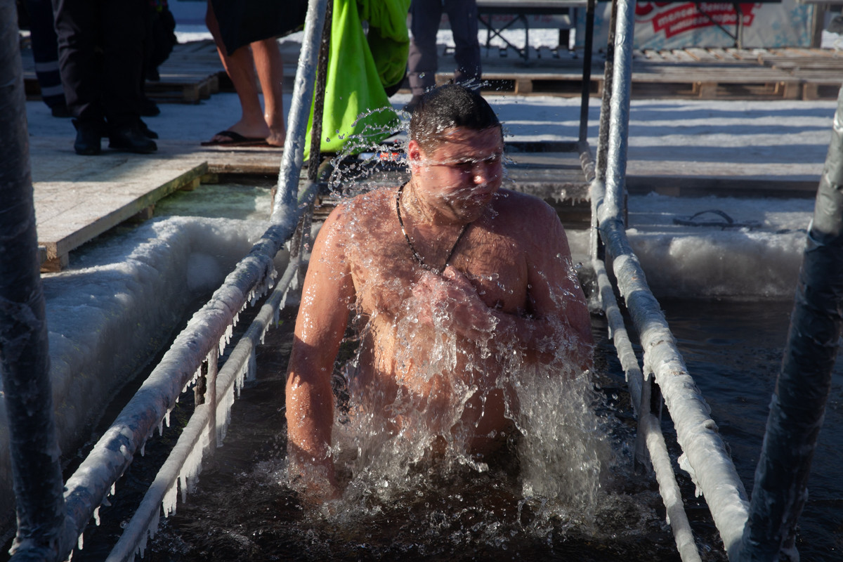 «Болеть теперь год не буду!»: в Благовещенске отметили Крещение нырянием в прорубь
