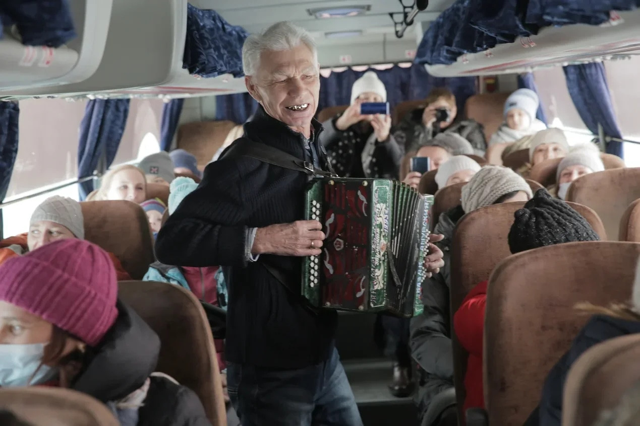 Баян, лопаты и душевная компания:«Амурская правда» провела автобусный тур по ледовым открыткам