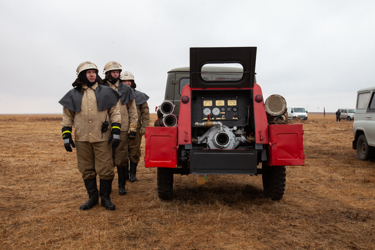 Спасатели зажигают: главам показали, как бороться с природными пожарами
