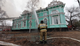 Медики бросались в горящее здание: как тушили кардиоцентр в центре Благовещенска (фоторепортаж)