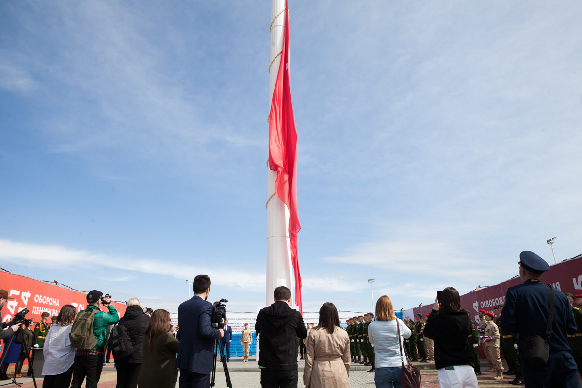 Победное знамя подняли на набережной Амура в Благовещенске