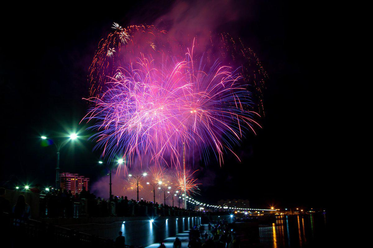 2194 разноцветных залпа прогремели в Благовещенске в честь Дня Победы