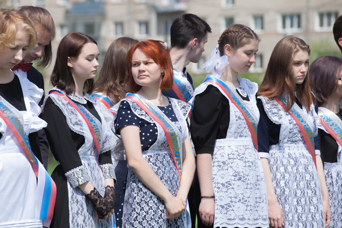 Школа, прощай: в Благовещенске «Последний звонок» прозвенел для тысячи выпускников (фоторепортаж)