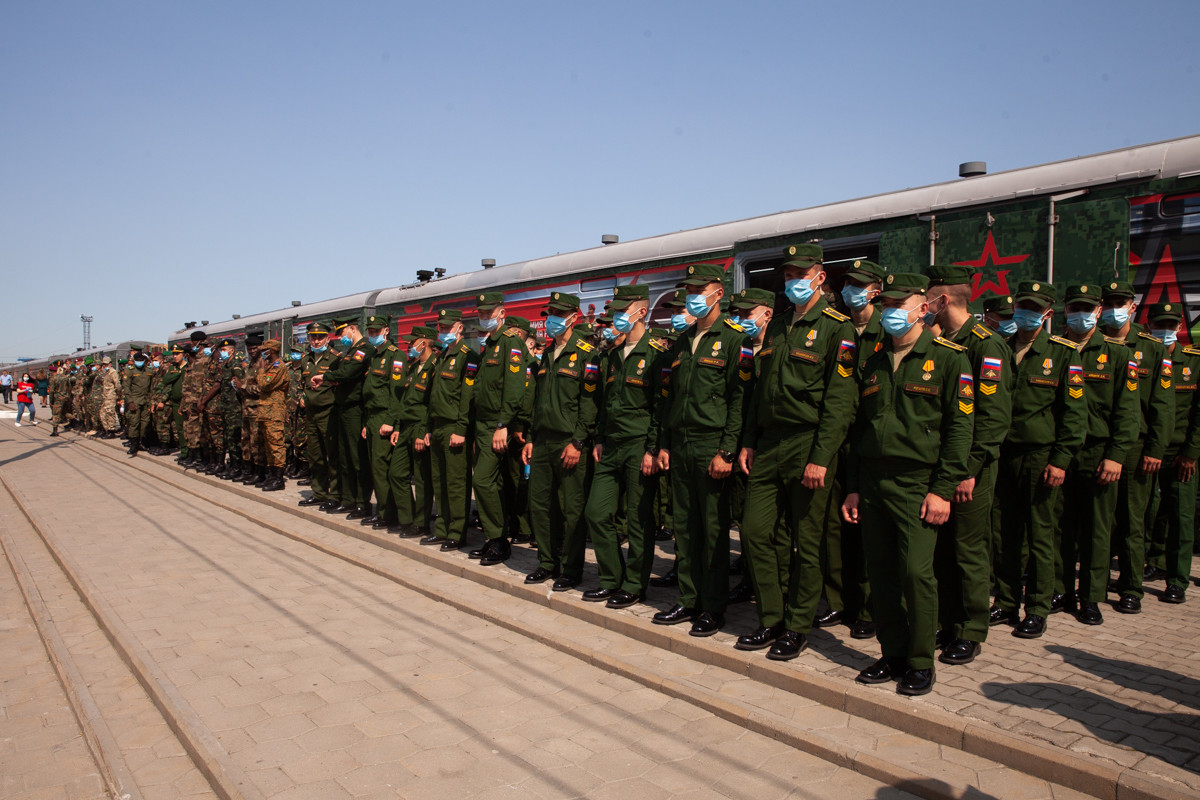 Армия в одном поезде: в Благовещенске встретили уникальный эшелон (фоторепортаж)