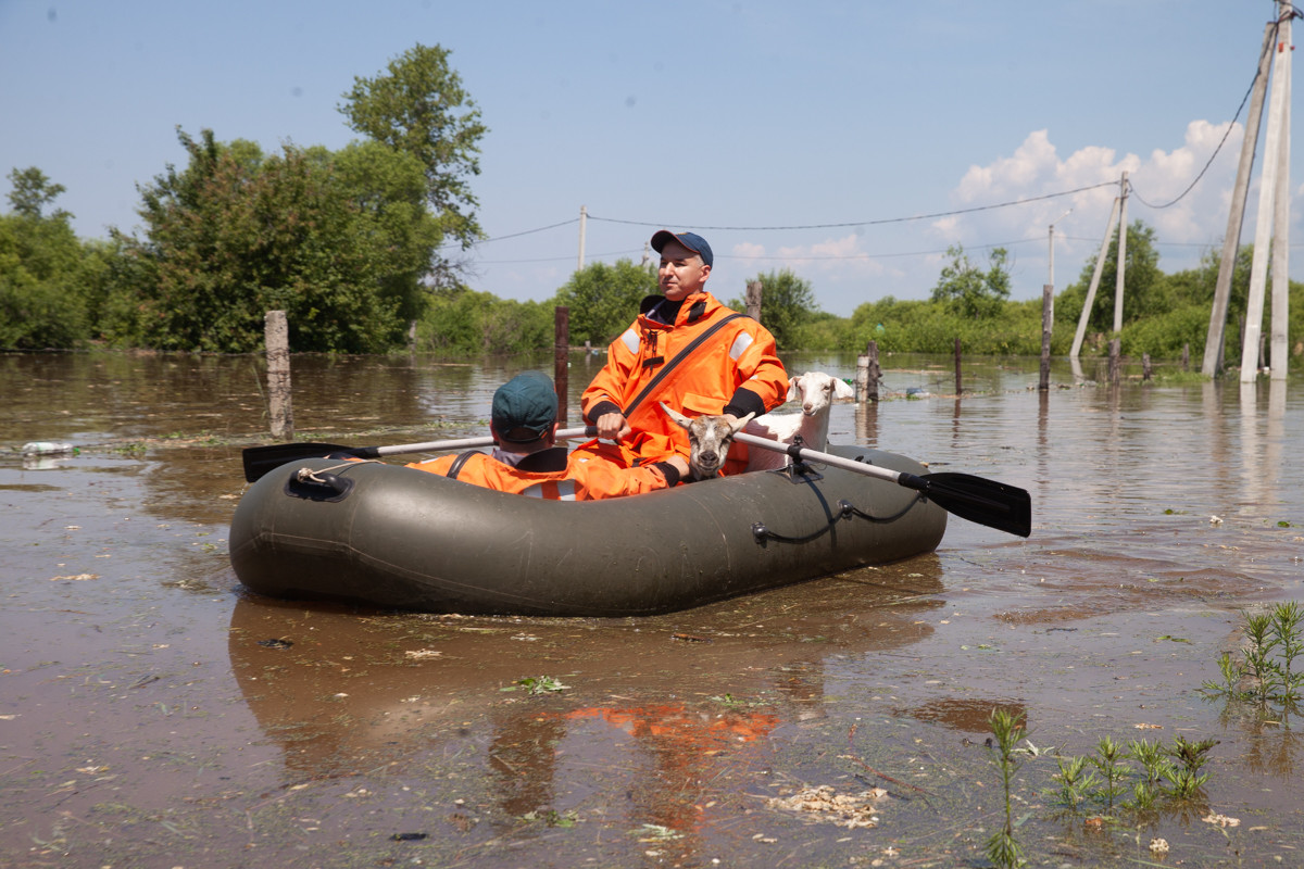 Дамба не спасла: в Игнатьеве прорвало насыпь, которую спасатели строили всю ночь