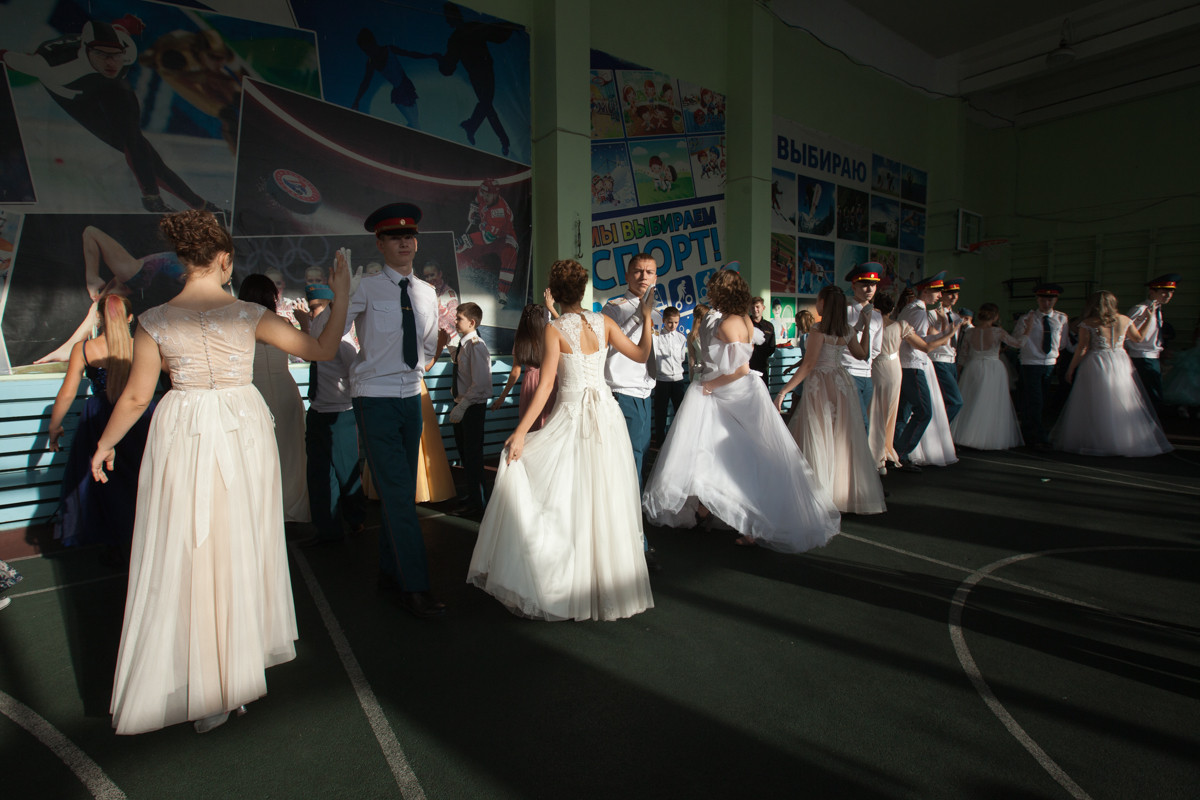 Вальс, полька и падеграс: в Благовещенске отгремел кадетский бал (фоторепортаж)