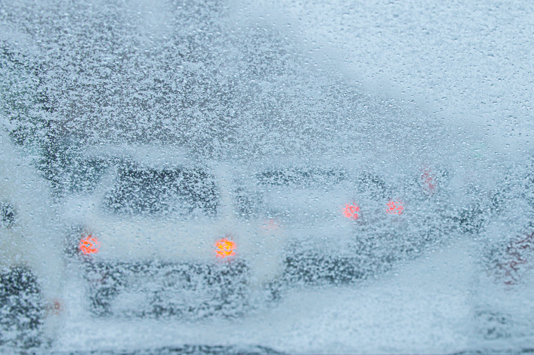 Благовещенск засыпает: как дорожные рабочие борются с гололедом и кто мешает им чистить снег