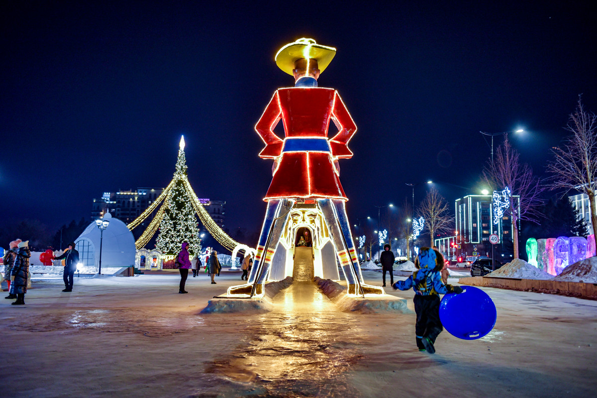Баба-яга, елка-путешественница, привет из новогоднего прошлого: фоторепортаж вечернего Благовещенска