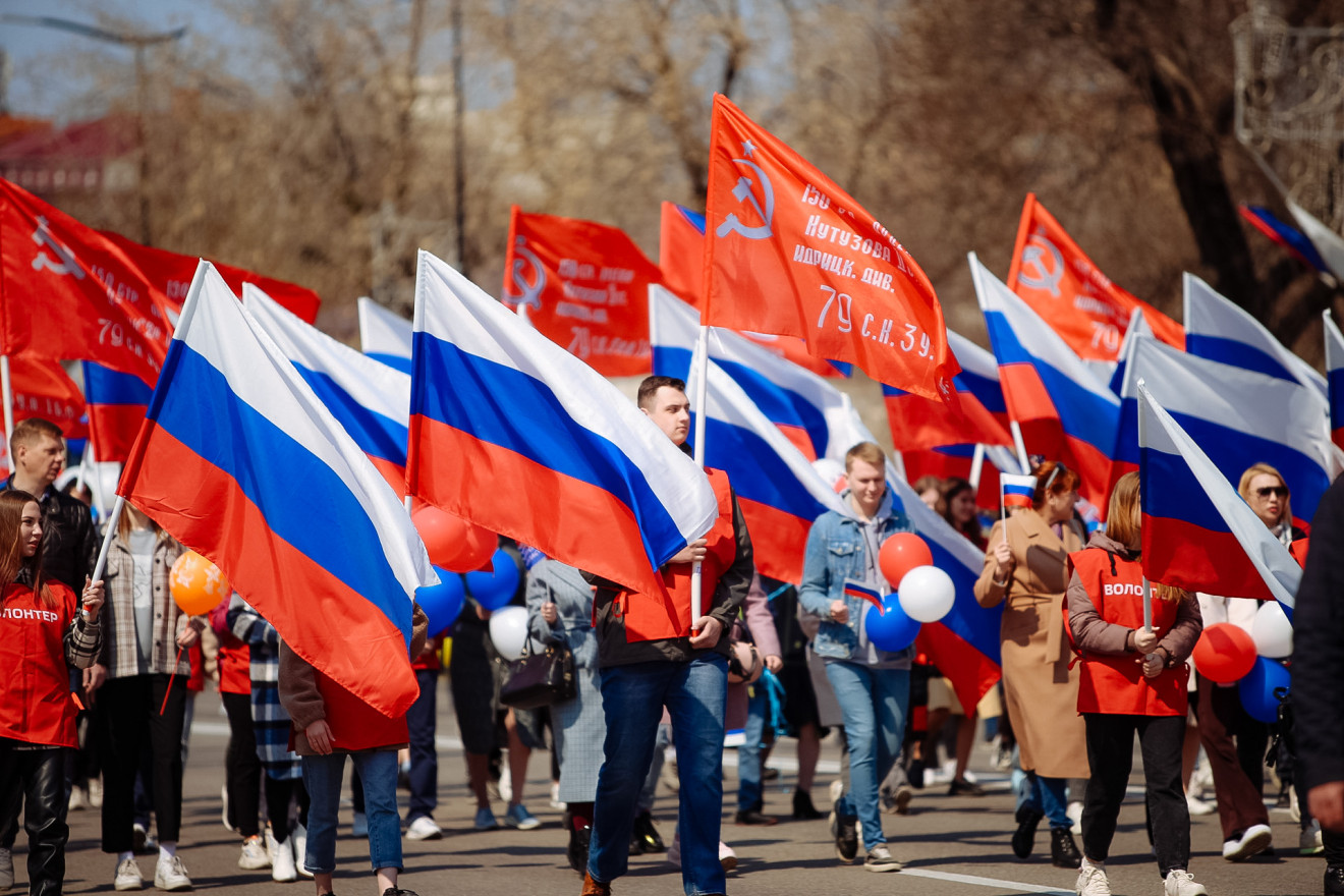 В Благовещенске в первомайском шествии прошли 10 тысяч человек (фото, видео)