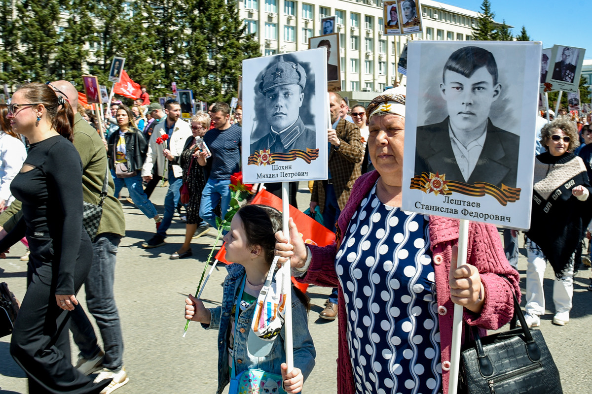 С гранатой за поясом и «с именем Сталина»: яркие моменты Бессмертного полка в Благовещенске (фото)