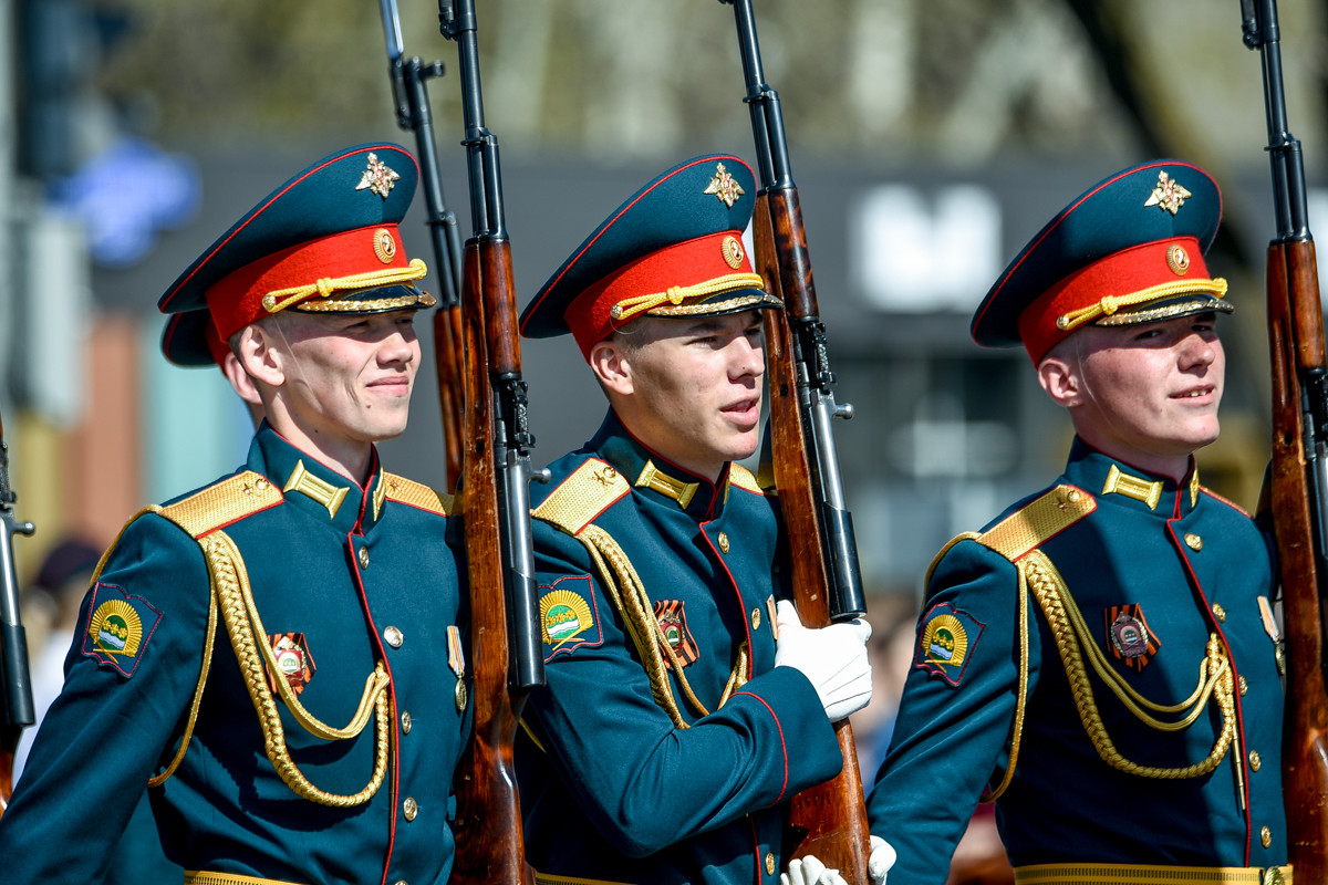 Чеканя шаг Победы: парад в Благовещенске собрал несколько тысяч зрителей (фото)