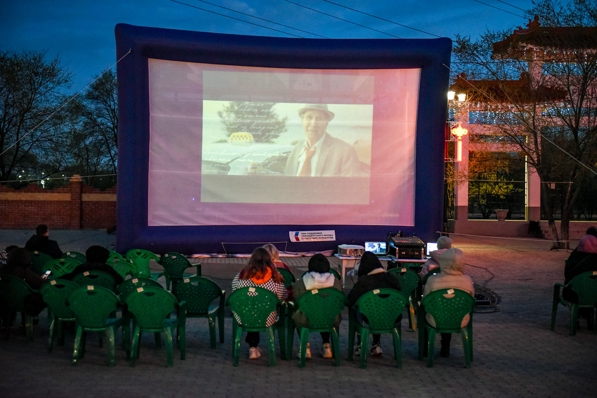 Летний сезон в парке Дружбы в Благовещенске открыли кинопоказом (фоторепортаж)