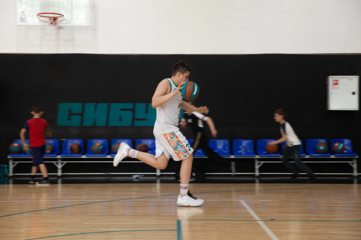 Баскетбол со звездами: в Благовещенске чемпион Европы провел мастер-классы для спортсменов