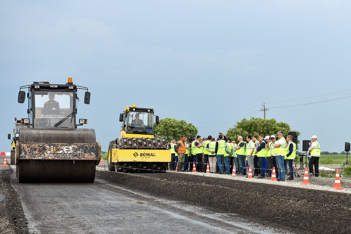 Не жарко, а холодно: амурские дорожники показали передовую технологию ремонта гостям со всего ДФО