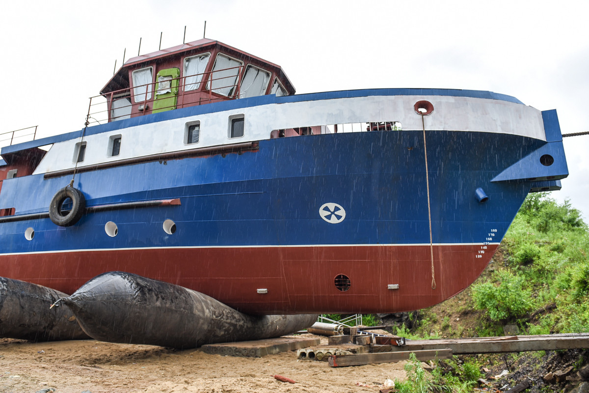 В Благовещенске спустили на воду новый теплоход: репортаж с места события 