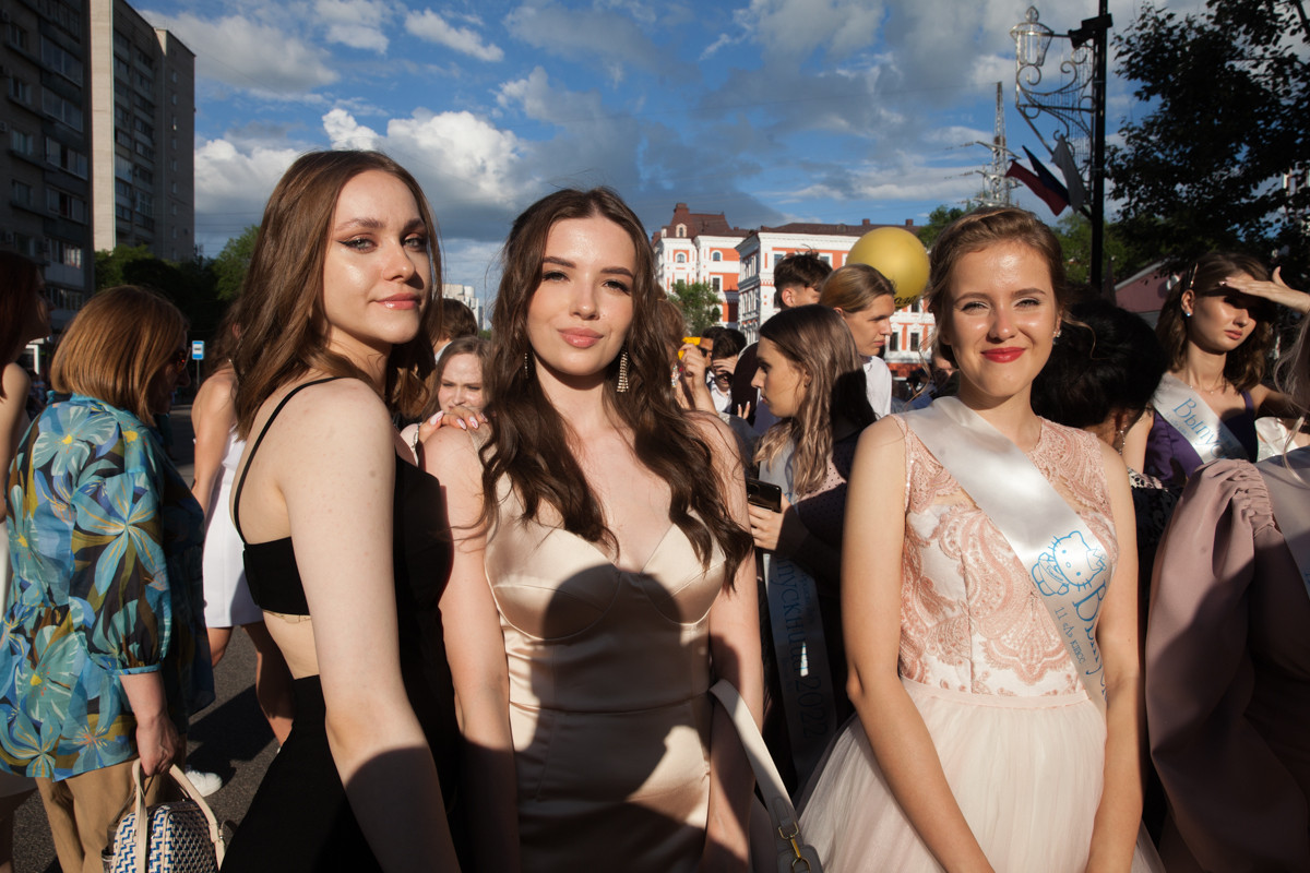 «Школа, прощай!»: в амурской столице прошли выпускные (фоторепортаж)