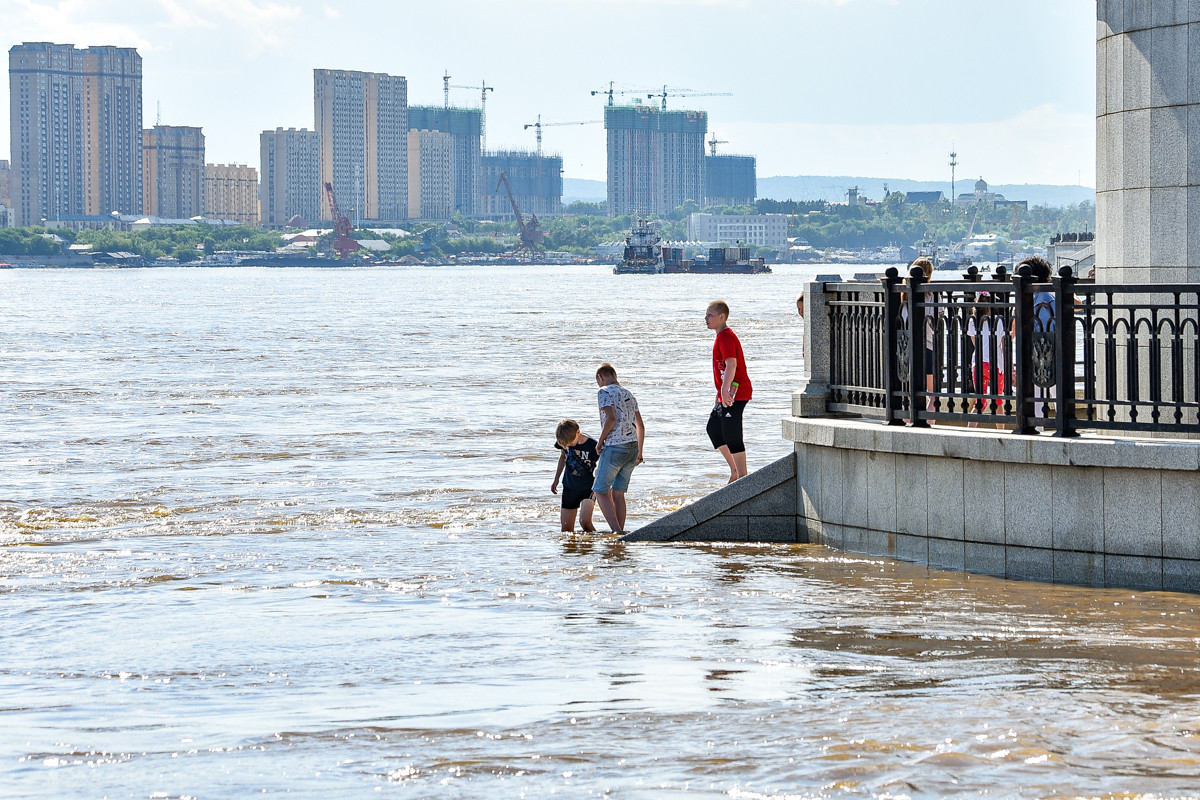 Благовещенцы фотографируются на фоне переполненного Амура: фоторепортаж с набережной