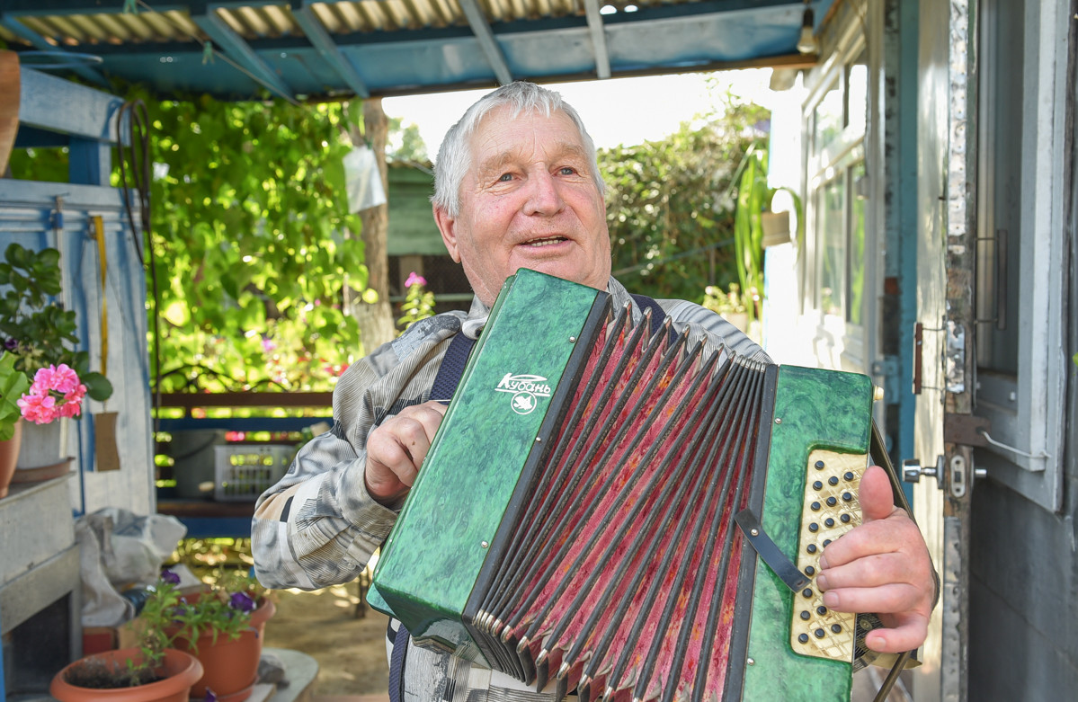 Как живет самый известный подтопленец Приамурья: АП побывала в гостях у пенсионера с гармошкой