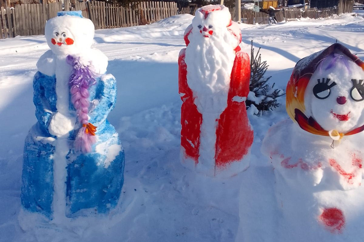 Пенсионерка из амурской Родионовки вылепила из снега 18 сказочных героев