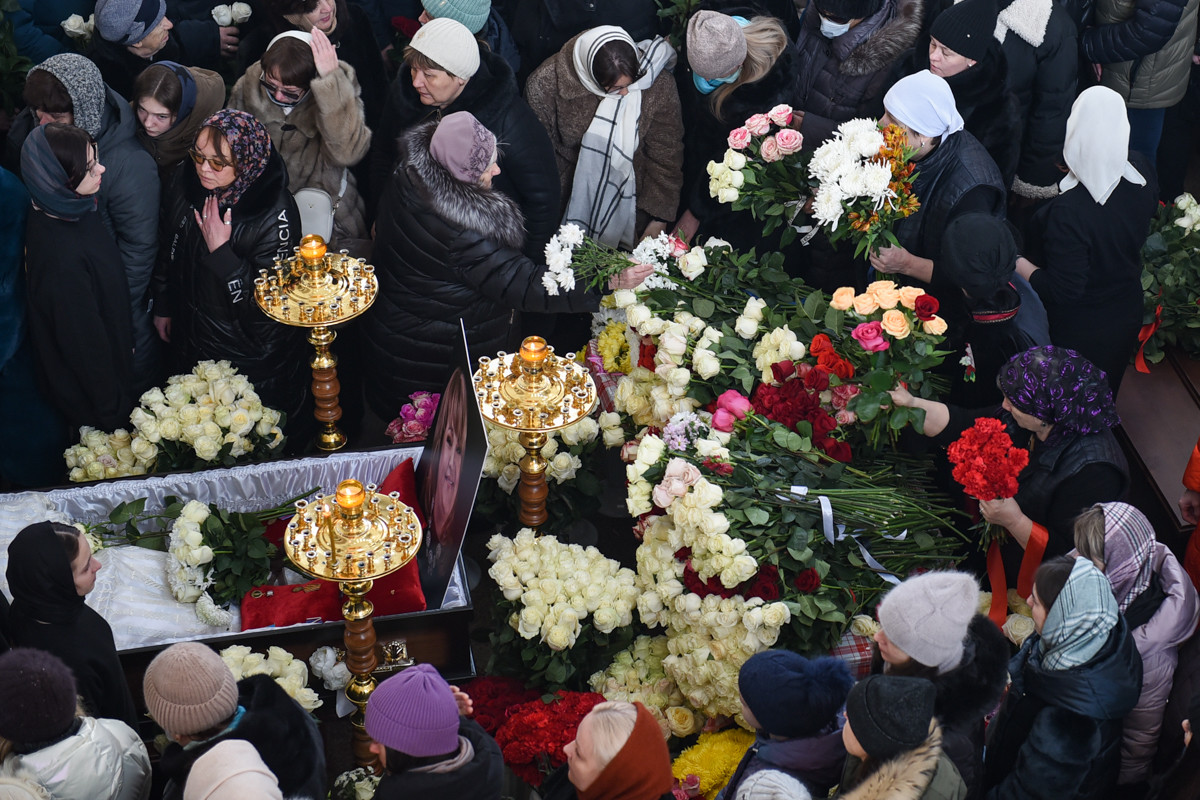 Море роз, море слёз: проститься с руководителем «Ровесников» в Благовещенске пришли сотни людей