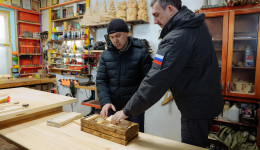 На хуторе известных столяров Василию Орлову показали трехмиллиметровую матрешку