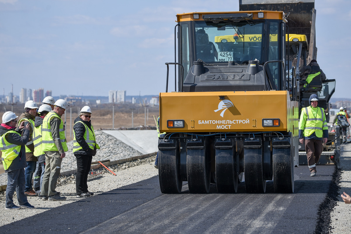 Черная полоса: как делают дорожное полотно для нового моста через Зею в Благовещенске