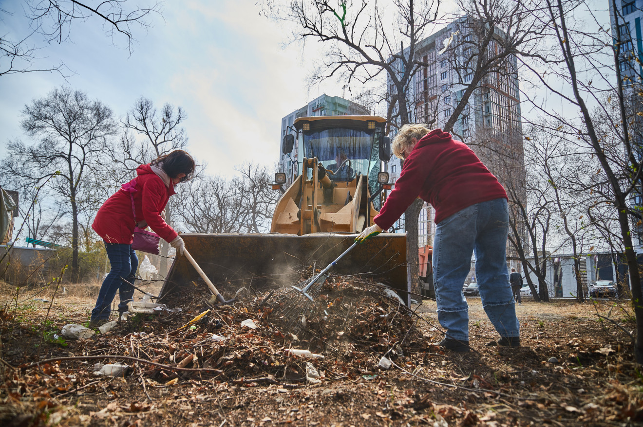 Школьники, учителя и студенты вышли на масштабный субботник в Благовещенске (фото)