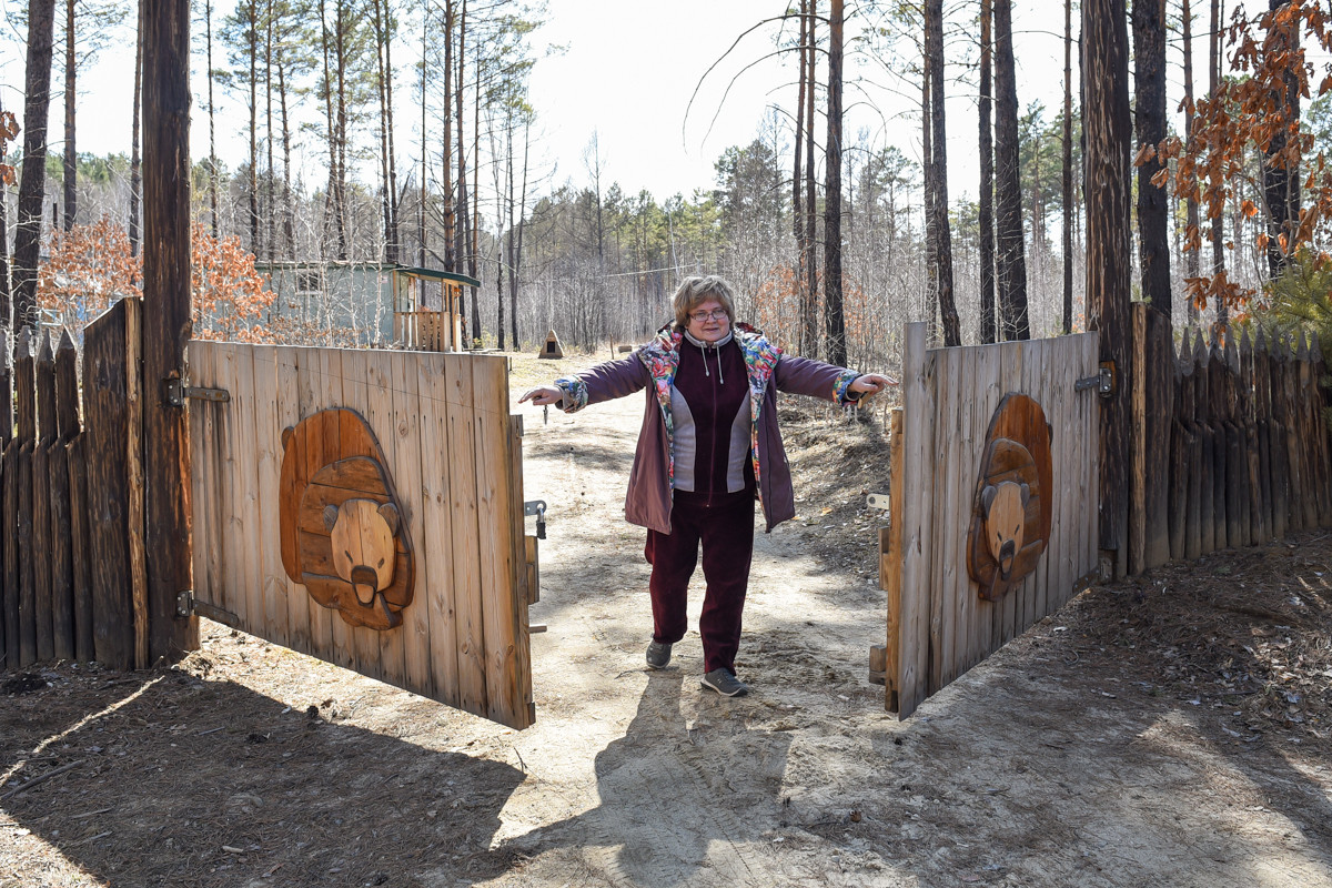 В Приамурье одноклассницы построили на дальневосточных гектарах «Лесную деревеньку»