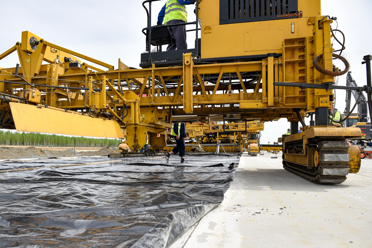 «Поехали!»: верхний слой взлетно-посадочной полосы начали бетонировать в аэропорту Благовещенска