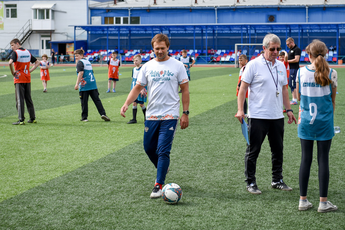 «Все в ваших ногах»: чемпион страны Дмитрий Сычев провел тренировку для юных амурских футболистов