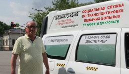 В Благовещенске предприниматель купил с помощью поддержки вторую машину для социального такси