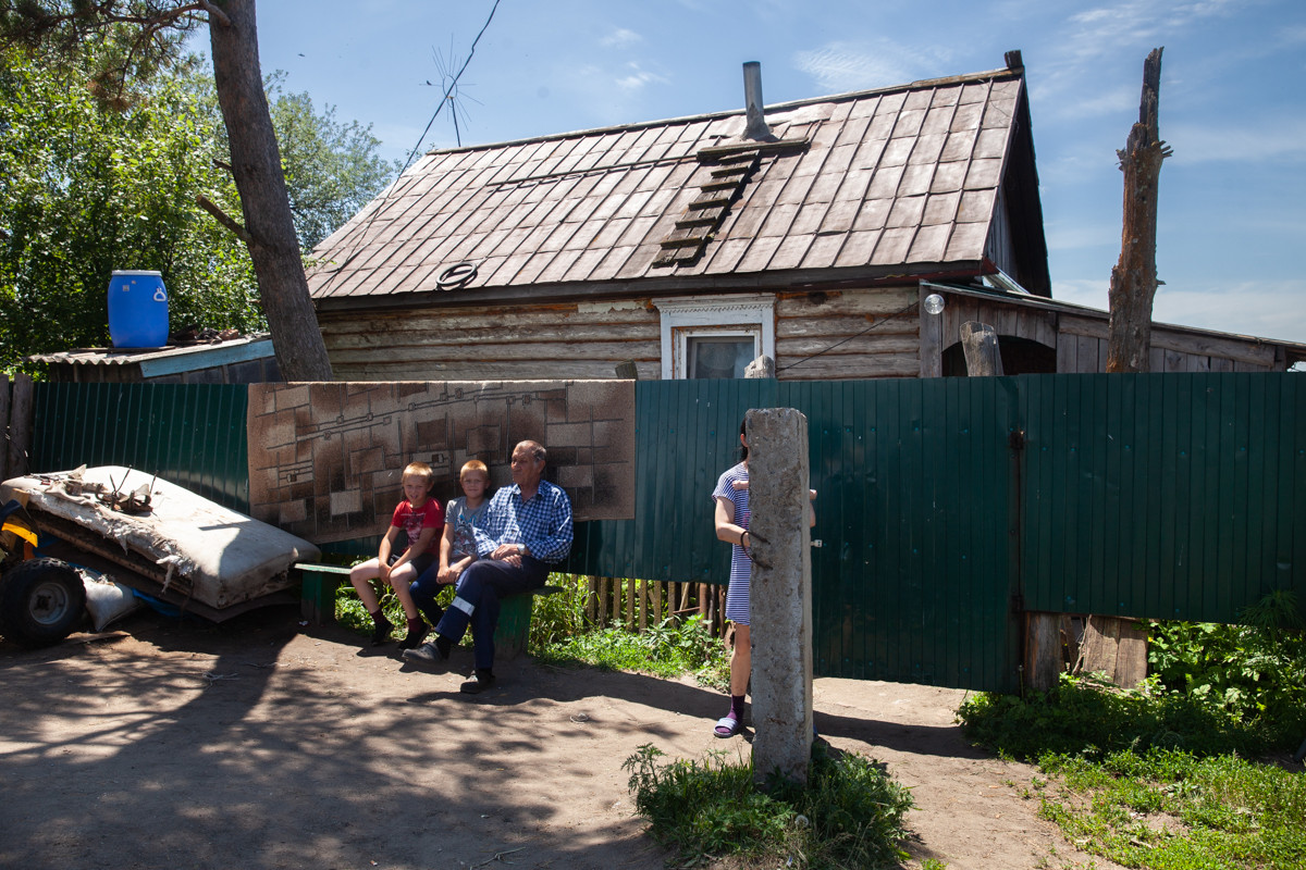В заброшенном амурском селе живет всего одна семья: почему они не хотят никуда уезжать
