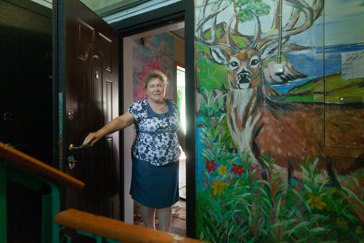 Журавли, олени и море в подъезде: зачем жительница амурского села расписала дома