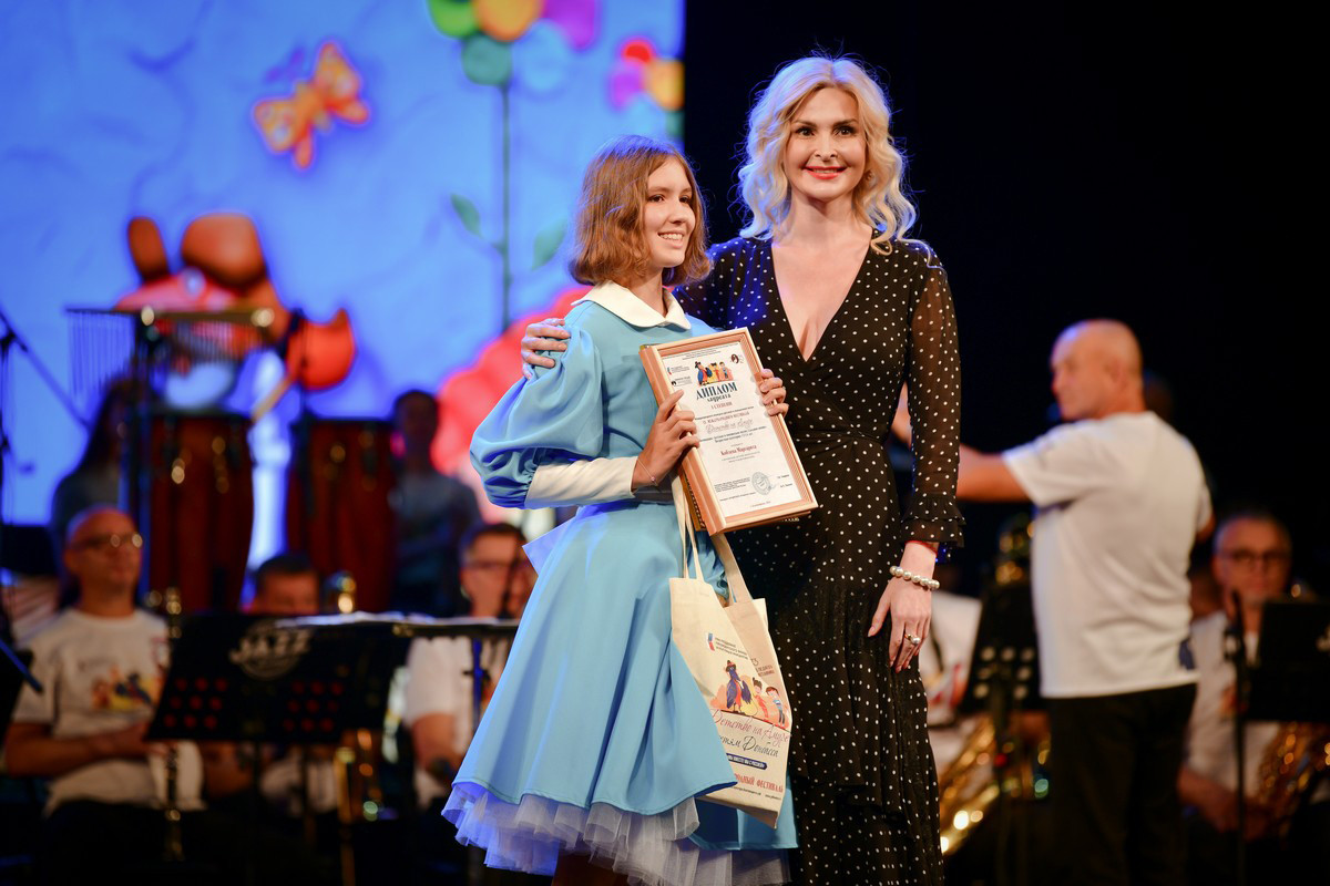 Призы победителям и новая шляпа Григорию Гладкову: репортаж с закрытия фестиваля «Детство на Амуре»