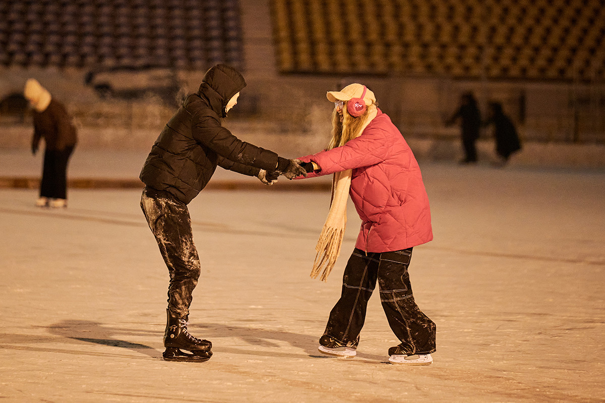 Молодежь Благовещенска в День студента встала на коньки: фоторепортаж