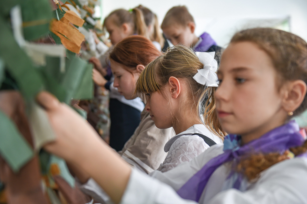 «Один кусочек завязал — одного воина укрыл»:в амурской школе дети и учителя плетут антидроновые сети