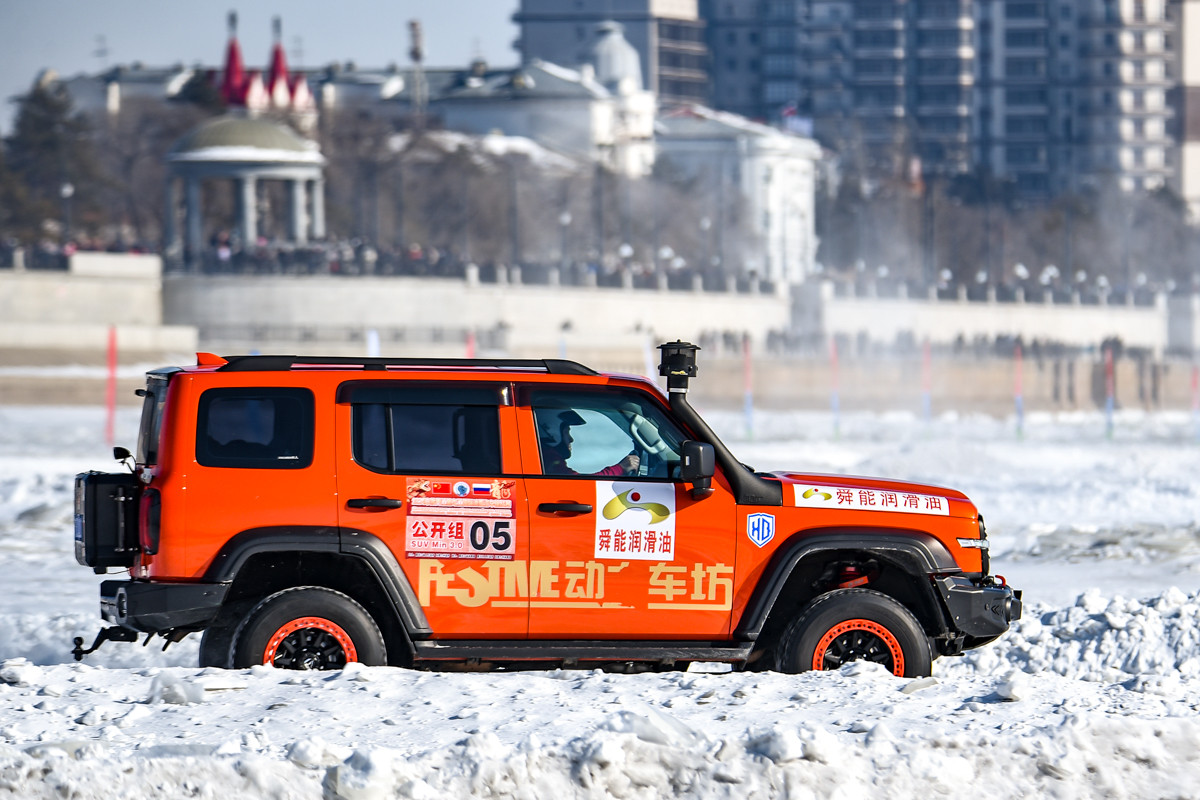 На ледовых ралли по Амуру впервые в занос пустили уникальный «Урал»: репортаж со зрелищных гонок