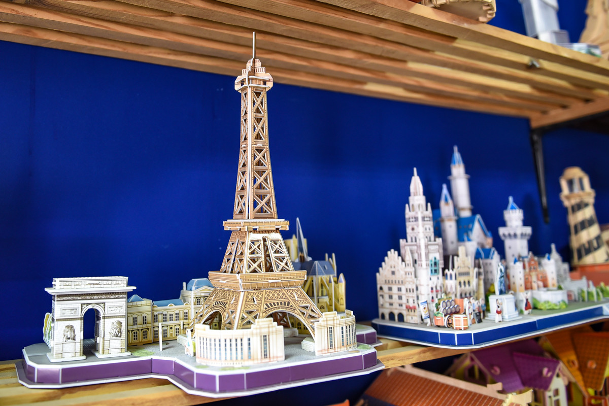 Эйфелева башня на ладони: житель Благовещенска собирает копии мировых достопримечательностей (фото)