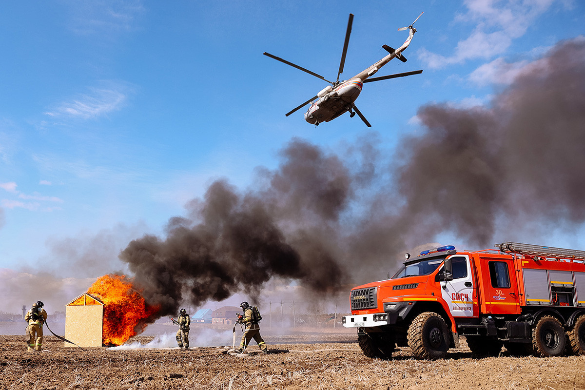 Если огонь перекинулся на дома: фоторепортаж с учений в Благовещенском округе