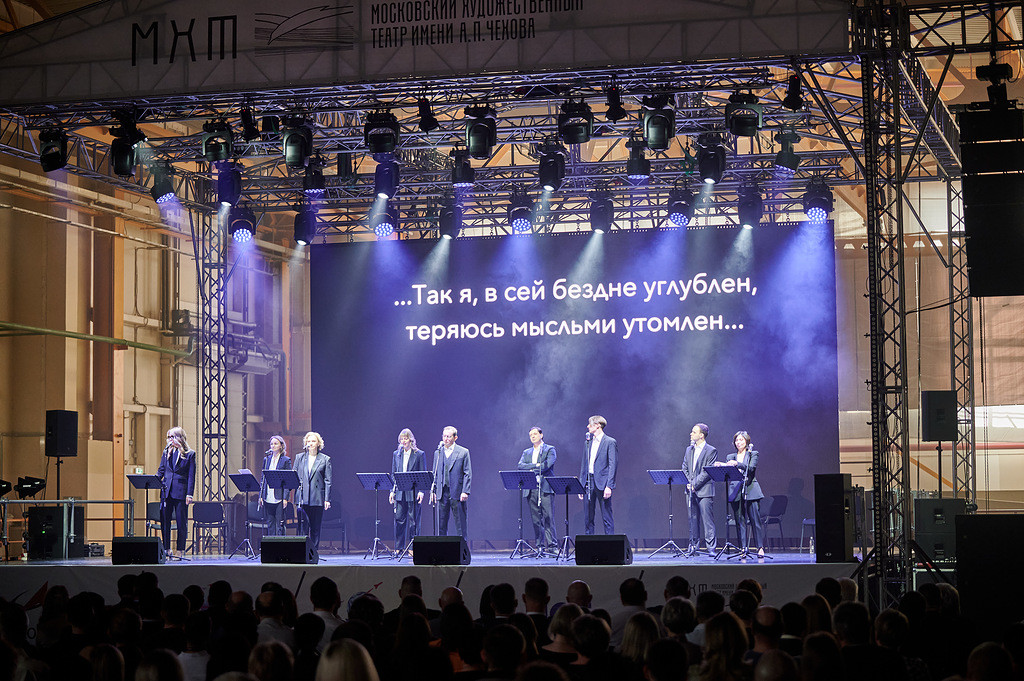 И МХТ, и космос, и любовь: Константин Хабенский и его труппа довели до слез космодром Восточный