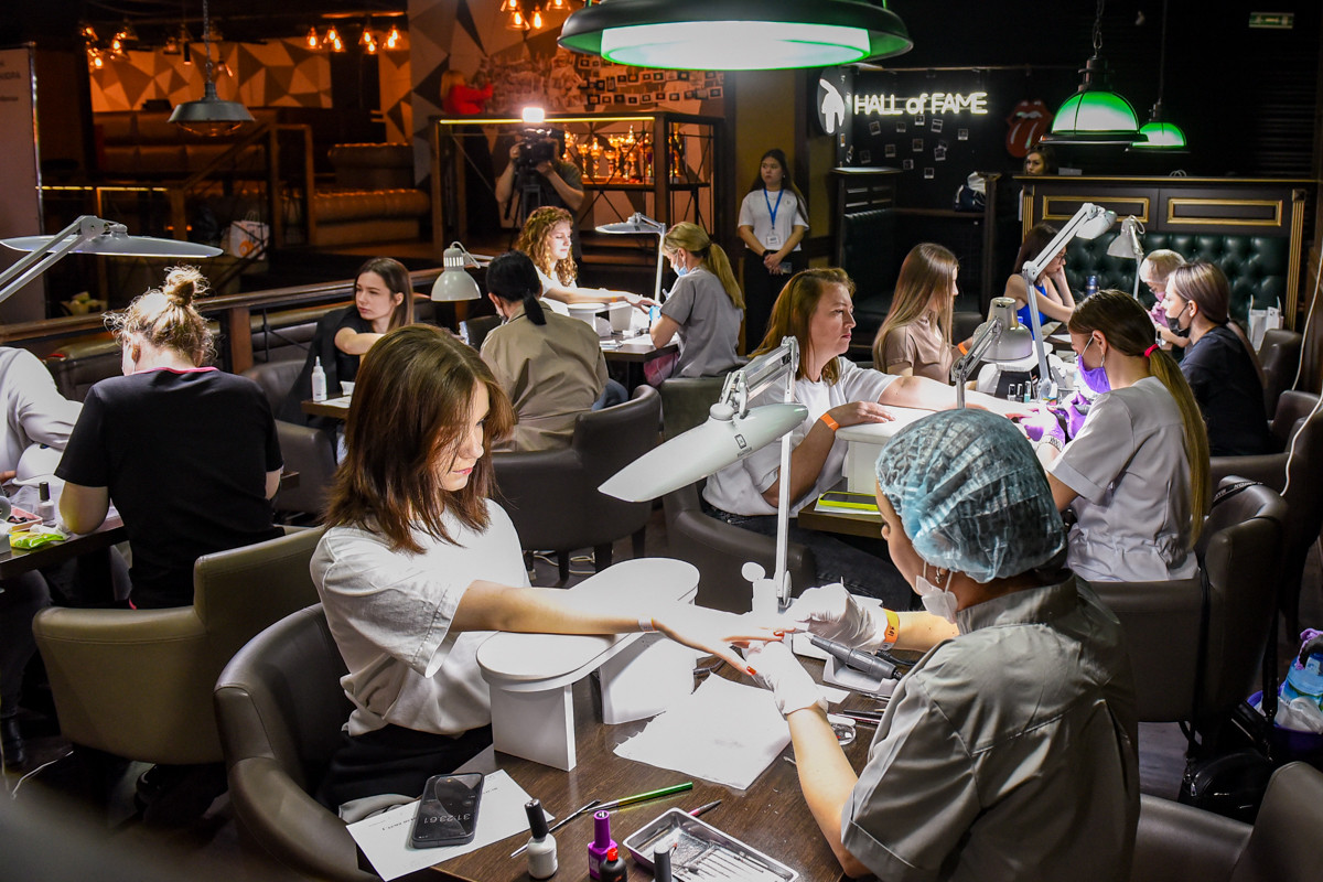 «Шаг влево, вправо — расстрел»: как прошел международный чемпионат по дизайну ногтей в Благовещенске