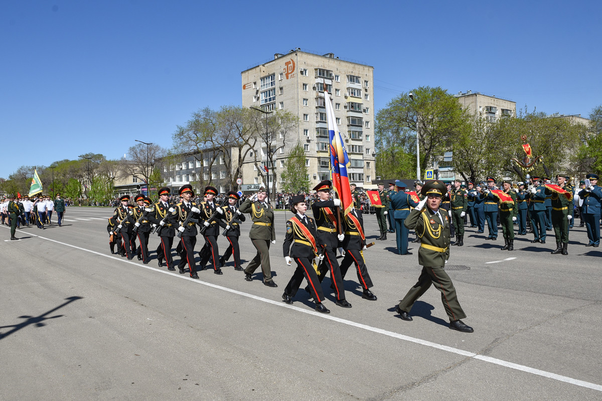 Легендарный танк Т-34 возглавил колонну: как Благовещенск встретил День Победы (фото)
