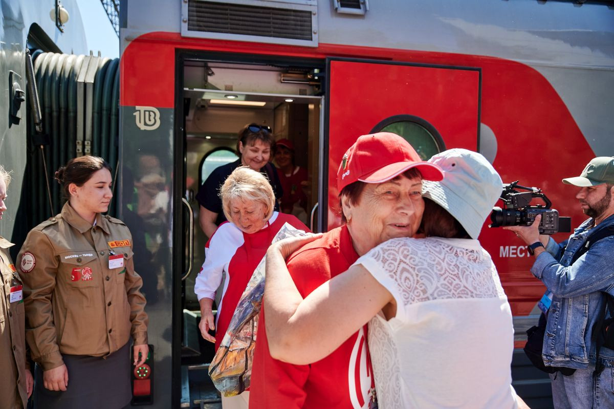 Эстафетный поезд с ветеранами-строителями БАМа встретили на вокзале Тынды