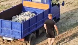 Это вредительство: несколько мужчин начали разбирать новый мост через Зею в Благовещенске (видео)