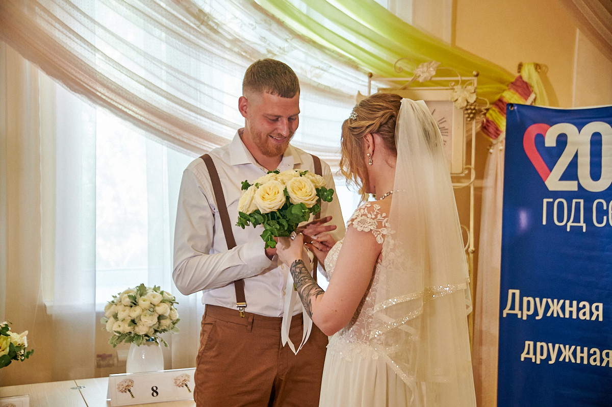 28 пар поженились в Благовещенске в зеркальную дату и выбрали лучший свадебный букет
