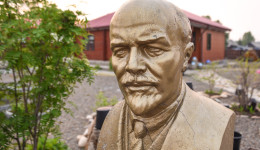 Жительница амурского села поставила памятник Ленину в своем дворе и собрала коллекцию с вождем