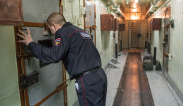 Стрелявшего по маршрутке в Свободном мужчину заключили под стражу