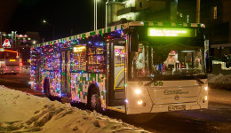 Ну, Дед Мороз, погоди: «Амурская правда» прокатилась по Благовещенску в новогоднем автобусе